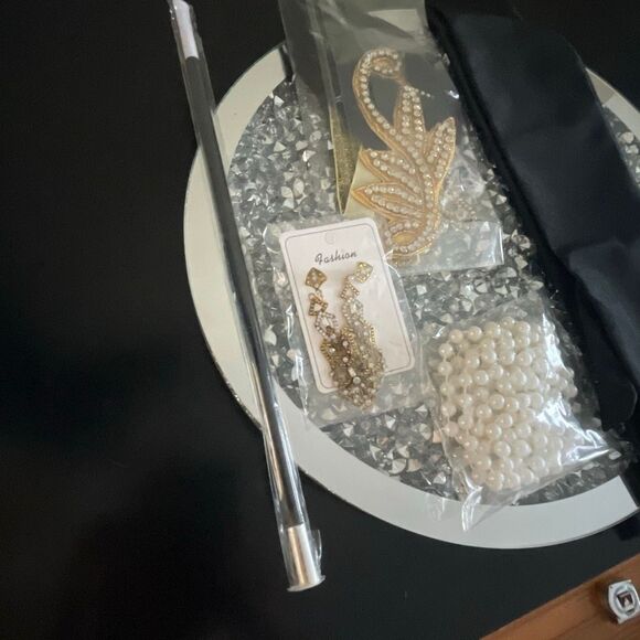 Brand new 1920s-1930s flappers accessories gloves, head band, necklace, cigar - Picture 5 of 9